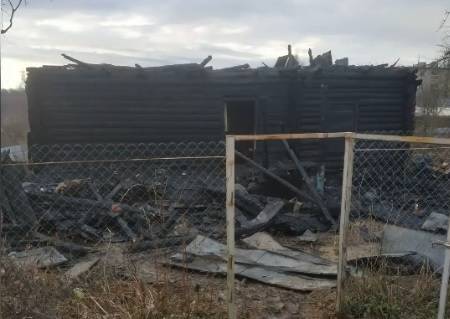 В Кострово на Парковой сгорел заброшенный дом
